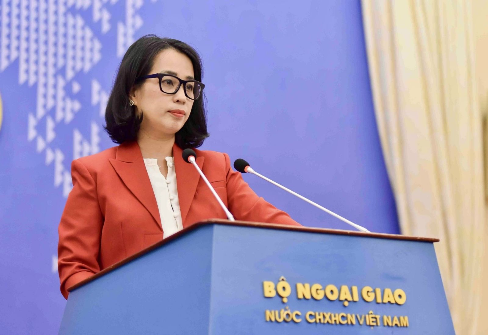Người Phát ngôn Bộ Ngoại giao Việt Nam Phạm Thu Hằng trả lời câu hỏi của phóng viên đề nghị&nbsp;bình luận của Việt Nam nhân dịp 10 năm Tòa Trọng tài thành lập theo Phụ lục VII Công ước Liên hợp quốc về Luật Biển 1982 ra phán quyết trong vụ kiện giữa Philippines và&nbsp;Trung Quốc